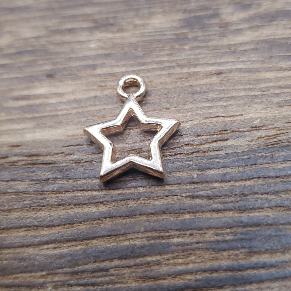 star‎ openwork charm P136